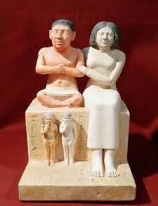 Cüce Seneb ve ailesinin heykelciği, MÖ 2475 dolayları (boyalı kireçtaşı)