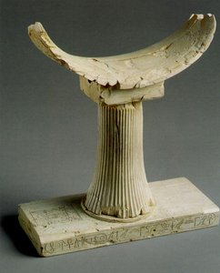 Pepi II adı fildişi ile koltuk başlığı