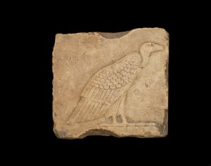 Her ikisi de alçak kabartmalı bir yüzünde akbaba, diğer yüzünde baykuş bulunan bir blok, Ptolemaios dönemi, MÖ 305-30 (kireçtaşı) by Egyptian Ptolemaic Period