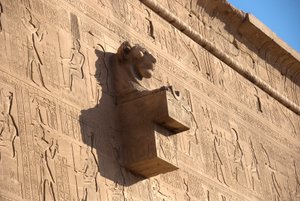 Mısır antikası: aslan başlı çirkin yaratık, Hathor tapınağı, Denderah, Mısır by Egyptian Ptolemaic Period
