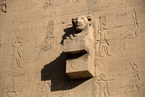 Mısır antikası: aslan başlı çirkin yaratık, Hathor tapınağı, Dendera, Mısır by Egyptian Ptolemaic Period