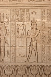 Mısır antikliği: tanrıçaya saygı için adaklar getiren bir adamın temsili, Hathor Tapınağı, Dendera, Mısır by Egyptian Ptolemaic Period