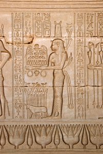 Antik Mısır: tanrıçaya adaklar getiren bir kadının temsili, Hathor Tapınağı, Denderah, Mısır - Mısır uygarlığı: tanrıça Hathor