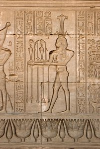 Mısır antik: Nil tanrısı, Hapy ve hiyerogliflerin temsili, Hathor Tapınağı, Denderah, Mısır - Mısır uygarlığı: Nil, Hapy tanrısı ve Hathor Tapınağı (veya Tentyra Tapınağı) duvarına oyulmuş hiyeroglifler Denderah