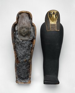 Tahıl Mumyalı Şahin Biçimli Tabut, MÖ 332-30 (boyalı ve yaldızlı ahşap, tahıl, toprak, keten ve balmumu) by Egyptian Ptolemaic Period