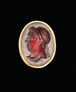 Bir Ptolemaik hükümdarın kraliyet portresine sahip Helenistik oyma yüzük, muhtemelen Ptolemy IX, Soter II, MÖ 2. yüzyılın sonu - 1. yüzyılın başı by Egyptian Ptolemaic Period