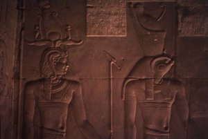 Ptolemy XII (MÖ 112-51) ve Horus