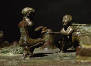 Küçük bir grup heykelinden çömelmiş figürler Sit Shimsi