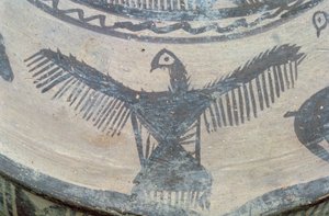 Açık kanatlı yırtıcı kuş, büyük bir kabın üst yüzünden, Fasa malı, MÖ 2000 dolayları (boyalı kil) (detay) (ayrıca bkz. 179137)