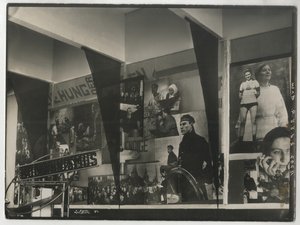 Köln Uluslararası Basın Sergisinde Sovyet pavyonunun içi by Eliezer Markowich Lissitzky