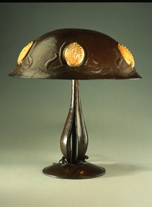 Masa lambası, c.1910 (bakır ve inci abalone kabuğu) by Elizabeth Eaton Burton