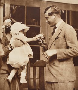 Bir Çocuk Elleri Kral Edward VIII, Enham Köy Merkezinde Bir Buket, 1926 by English Photographer