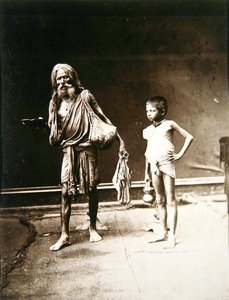 Bir Fakir ve yardımcısı, Hindistan, 1880 dolayları (albüm baskısı) by English Photographer