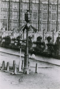 Londra caddesinde bir trafik sinyali by English Photographer