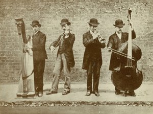Bir grup sokak müzisyeni by English Photographer