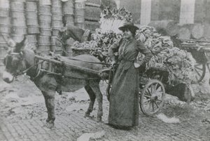 bir kadın çiçek satıcısı by English Photographer