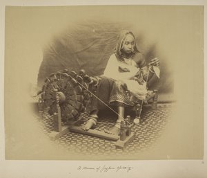 Jeypore iplikçiliğinden bir kadın, 1890 dolayları (s/b fotoğraf) by English Photographer