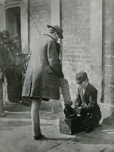 Sokakta bir adamın ayakkabılarını parlayan genç bir ayakkabı siyahı by English Photographer