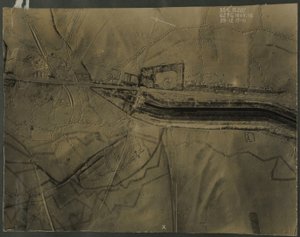 Birinci Dünya Savaşı siperleri ile hava fotoğrafı, 1917 by English Photographer