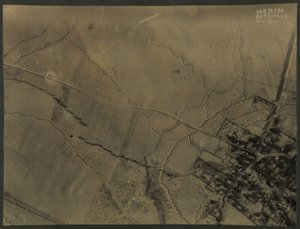 Birinci Dünya Savaşı siperleri ile hava fotoğrafı, 1918 by English Photographer