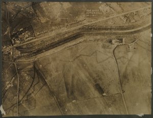 Birinci Dünya Savaşı siperleri ile hava fotoğrafı, 1918 by English Photographer