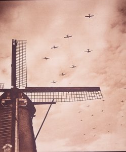 Hollanda üzerinde hava indirme birlikleri taşıyan Müttefik uçak yedekte planörler, Arnhem Savaşı by English Photographer