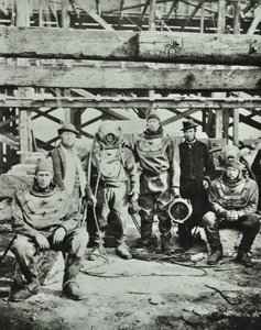Blackfriars Köprüsü: inşaat işçileri ekipmanla poz veriyor, 1869 by English Photographer