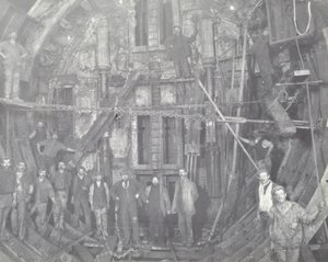 Blackwall Tüneli: bir grup işçi hava kilidinde duruyor, 1894 by English Photographer