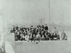 Blackwall Tüneli: açılış töreninde toplanan kalabalık, 1897 by English Photographer