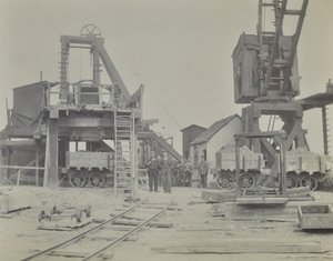 Blackwall tüneli: tünel inşaatı sırasında şaft ve işçiler, 1893 by English Photographer