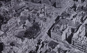 Berlin, Almanya, İkinci Dünya Savaşı'nın bombalanan kalıntıları by English Photographer