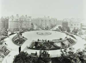 Boundary Estate: Arnold Circus, halka açık bahçelerin ve dairelerin görünümü, Londra by English Photographer