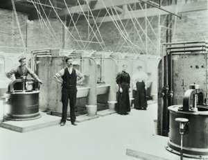Sınır Sokağı: çamaşır odasının içi, makinelerle çalışan insanlar, Londra, 1897 by English Photographer
