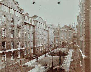Bourne Estate: resmi avlu bahçesi, Londra by English Photographer