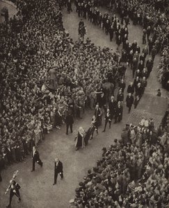 İngiltere Başbakanı Winston Churchill ve kabinesi, Nazi Almanyası'nın işgal tehdidinden kurtarıldığı için teşekkür töreni için Westminster'daki St Margaret Kilisesi'ne yürüyor, 8 Mayıs 1945 (s/b fotoğraf) by English Photographer