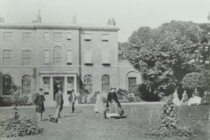 Broomwood House, Broomwood Road: arkadan yükseklik, Londra, 1890 by English Photographer