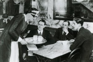 Buckingham Sarayı Bahçe Partisi, 1911 by English Photographer