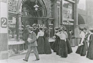 Buckingham Sarayı Bahçe Partisi, 1911 by English Photographer