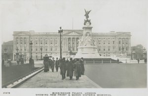 Buckingham Sarayı, Londra, Yeni Cephe ve Kraliçe Victoria Anıtı Gösteriliyor by English Photographer