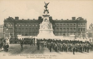 Buckingham Sarayı ve Kraliçe Victoria Anıtı; Muhafızlar Bandı geçiyor by English Photographer