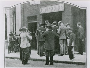 Galeri kuyruğundakileri eğlendiren sokak çalgıcıları by English Photographer