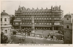 Charing Cross İstasyonu ve Oteli, Strand, Londra by English Photographer