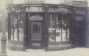 Charles Lowe & Co Eczane Mağazası, Newbury, Berkshire (s/b fotoğraf) by English Photographer