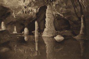 Cheddar Mağaraları: Saf Beyaz ve Kırmızının Yansıyan Dikit Sütunları (b/w fotoğraf) by English Photographer