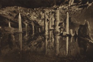 Cheddar Mağaraları: Dikit Sütunlar, Yansıyan Güzel Bir Grup (b/w fotoğraf) by English Photographer