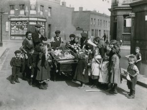 Çocuk yoksulluğu, Londra by English Photographer