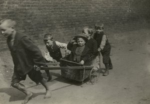 Çocuk yoksulluğu, Londra by English Photographer