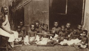 Hindistan'da bir okulda çocuklar ve öğretmenleri (s/b fotoğraf) by English Photographer