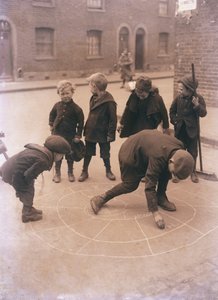 Londra sokaklarında oynayan çocuklar by English Photographer