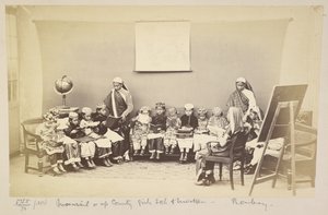 Bir mofussil veya taşralı kız okulunda metresi olan sınıf, Bombay, c. 1873 (s/b fotoğraf) by English Photographer